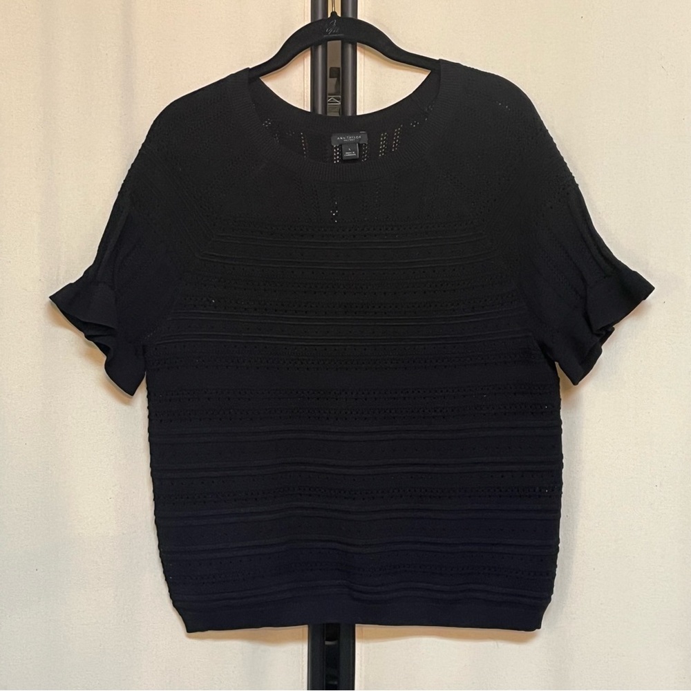 Ann Taylor Factory Knit Pointe Ruffle sleeve short sleeve top. Sz L